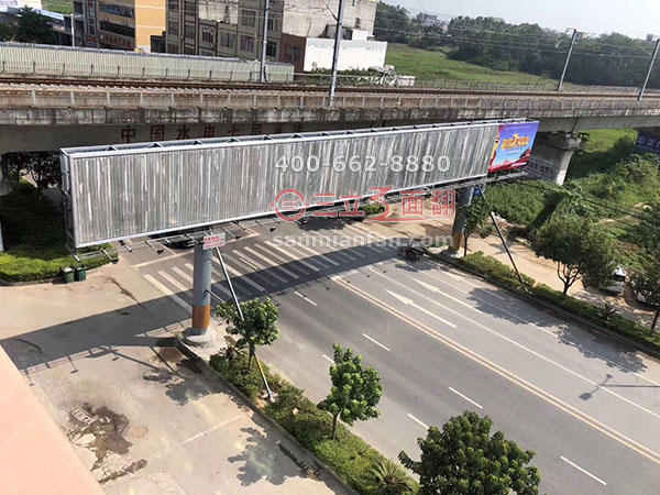 廣西貴港高鐵橋旁過(guò)街三面翻鋼結(jié)構(gòu)廣告牌案例施工圖片